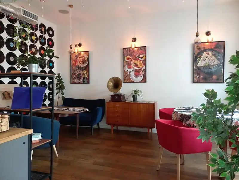 Sala ze ścianą płyt